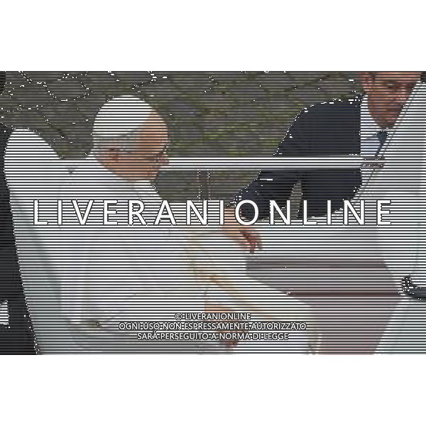 Citta\'† del Vaticano - 21 Maggio 2025 Papa Leone XIV saluta mentre arriva per la sua prima udienza generale settimanale in Piazza San Pietro in Vaticano. Nella Foto: Papa Leone XIV foto Andrea Bracaglia-ag aldo liverani sas