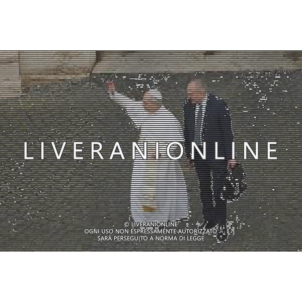 Citta\'† del Vaticano - 21 Maggio 2025 Papa Leone XIV saluta mentre arriva per la sua prima udienza generale settimanale in Piazza San Pietro in Vaticano. Nella Foto: Papa Leone XIV foto Andrea Bracaglia-ag aldo liverani sas