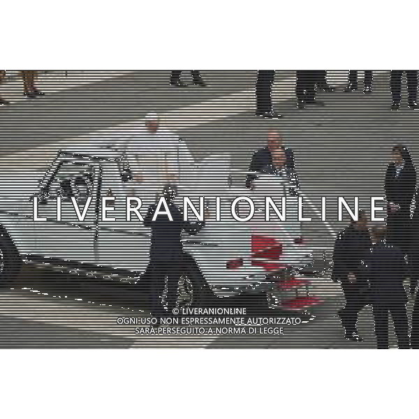 Citta\'† del Vaticano - 21 Maggio 2025 Papa Leone XIV saluta mentre arriva per la sua prima udienza generale settimanale in Piazza San Pietro in Vaticano. Nella Foto: Papa Leone XIV foto Andrea Bracaglia-ag aldo liverani sas