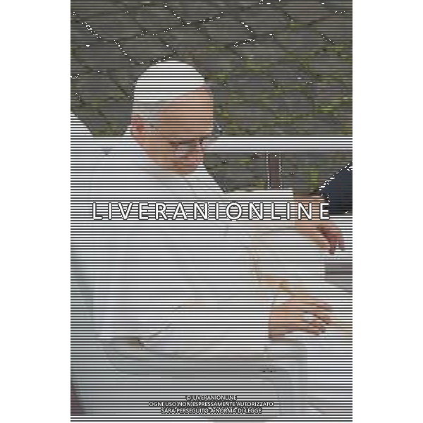 Citta\'† del Vaticano - 21 Maggio 2025 Papa Leone XIV saluta mentre arriva per la sua prima udienza generale settimanale in Piazza San Pietro in Vaticano. Nella Foto: Papa Leone XIV foto Andrea Bracaglia-ag aldo liverani sas