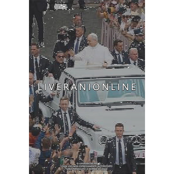 Citta\'† del Vaticano - 21 Maggio 2025 Papa Leone XIV saluta mentre arriva per la sua prima udienza generale settimanale in Piazza San Pietro in Vaticano. Nella Foto: Papa Leone XIV foto Andrea Bracaglia-ag aldo liverani sas