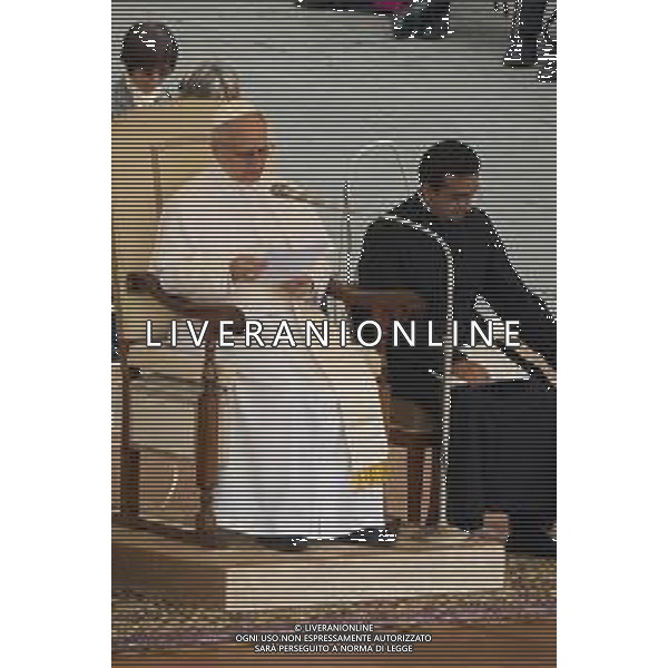 Citta\'† del Vaticano - 21 Maggio 2025 Papa Leone XIV saluta mentre arriva per la sua prima udienza generale settimanale in Piazza San Pietro in Vaticano. Nella Foto: Papa Leone XIV foto Andrea Bracaglia-ag aldo liverani sas