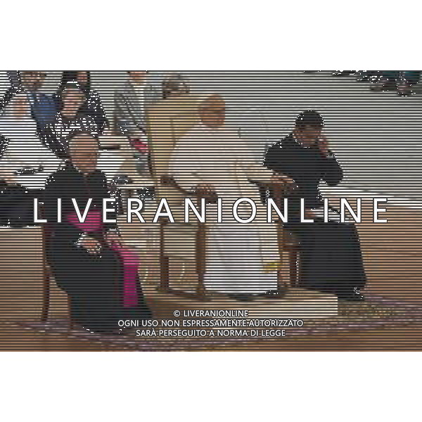 Citta\'† del Vaticano - 21 Maggio 2025 Papa Leone XIV saluta mentre arriva per la sua prima udienza generale settimanale in Piazza San Pietro in Vaticano. Nella Foto: Papa Leone XIV foto Andrea Bracaglia-ag aldo liverani sas