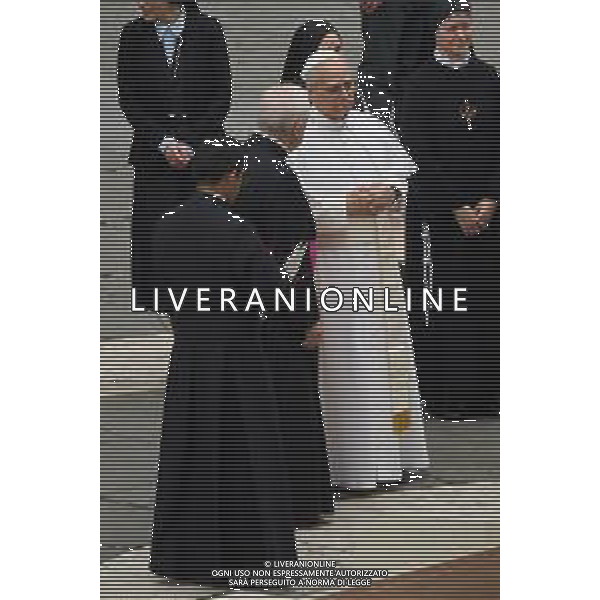 Citta\'† del Vaticano - 21 Maggio 2025 Papa Leone XIV saluta mentre arriva per la sua prima udienza generale settimanale in Piazza San Pietro in Vaticano. Nella Foto: Papa Leone XIV foto Andrea Bracaglia-ag aldo liverani sas
