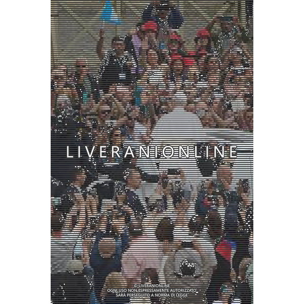 Citta\'† del Vaticano - 21 Maggio 2025 Papa Leone XIV saluta mentre arriva per la sua prima udienza generale settimanale in Piazza San Pietro in Vaticano. Nella Foto: Papa Leone XIV foto Andrea Bracaglia-ag aldo liverani sas