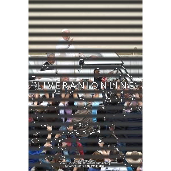Citta\'† del Vaticano - 21 Maggio 2025 Papa Leone XIV saluta mentre arriva per la sua prima udienza generale settimanale in Piazza San Pietro in Vaticano. Nella Foto: Papa Leone XIV foto Andrea Bracaglia-ag aldo liverani sas
