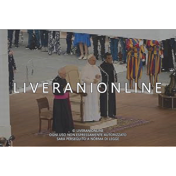 Citta\'† del Vaticano - 21 Maggio 2025 Papa Leone XIV saluta mentre arriva per la sua prima udienza generale settimanale in Piazza San Pietro in Vaticano. Nella Foto: Papa Leone XIV foto Andrea Bracaglia-ag aldo liverani sas