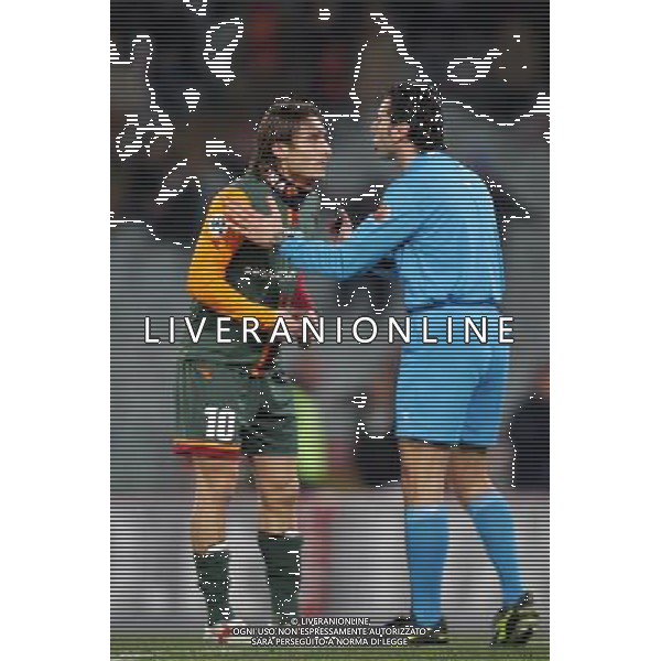 ROMA - JUVENTUS COPPA ITALIA TIM CUP 01.02.2006 NELLA FOTO: FRANCESCO TOTTI DISCUTE CON L\'ARBITRO DONDARINI PH TERRUSO/AG. ALDO LIVERANI