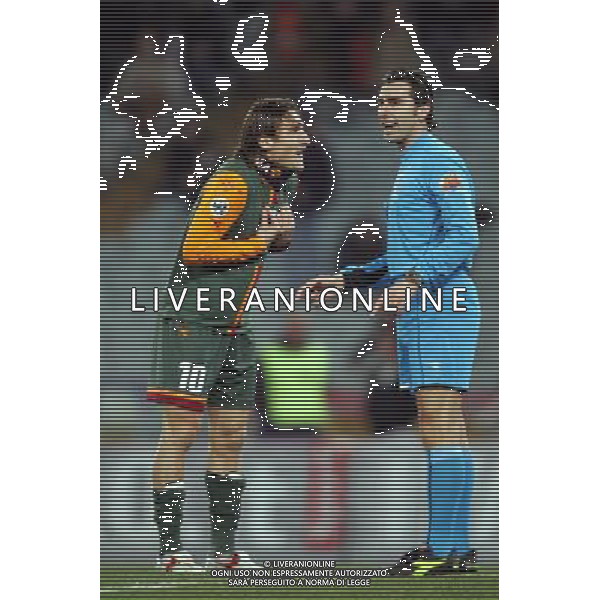 ROMA - JUVENTUS COPPA ITALIA TIM CUP 01.02.2006 NELLA FOTO: FRANCESCO TOTTI DISCUTE CON L\'ARBITRO DONDARINI PH TERRUSO/AG. ALDO LIVERANI