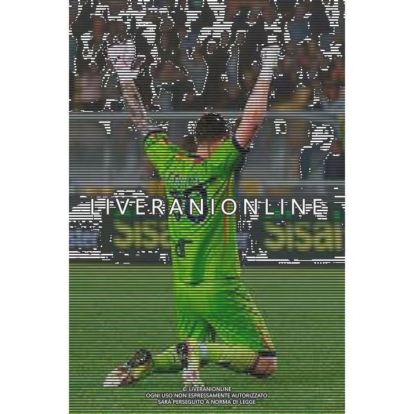 TVEM May 18, 2025 Lecce, Italy - US Lecce vs Torino FC - Italian soccer serie A 2024/25 - Via Del Mare Stadium. In the pic: Wladimiro Falcone of US Lecce celebrates the victory ©TVEM Emmanuele Mastrodonato - AGENZIA ALDO LIVERANI SAS