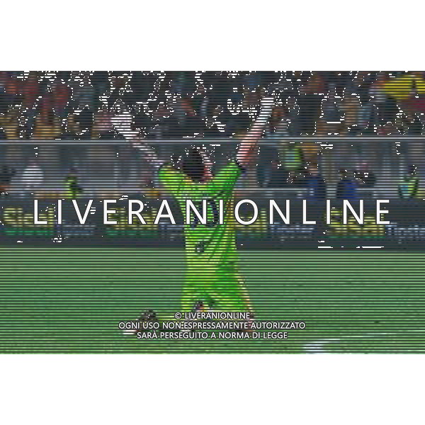 TVEM May 18, 2025 Lecce, Italy - US Lecce vs Torino FC - Italian soccer serie A 2024/25 - Via Del Mare Stadium. In the pic: Wladimiro Falcone of US Lecce celebrates the victory ©TVEM Emmanuele Mastrodonato - AGENZIA ALDO LIVERANI SAS
