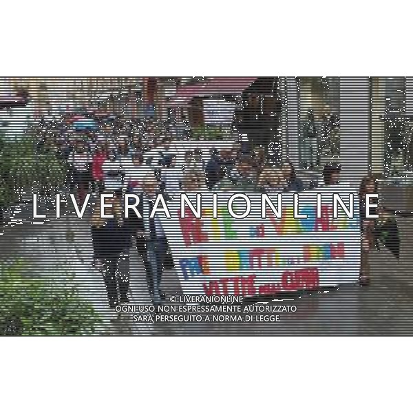 IMOLA 23 05 2025 LA MARCIA DEI VALORI Le scuole in piazza SOTTO LA PIOGGIA NELLA FOTO SFILATA DELLE SCUOLE CON I DIRIGENTI SCOLASTICI E ASSESSORI COMUNALI GIACOMO GAMBI GIANNA GAMBETTI ©SANNA - AGENZIA ALDO LIVERANI SAS