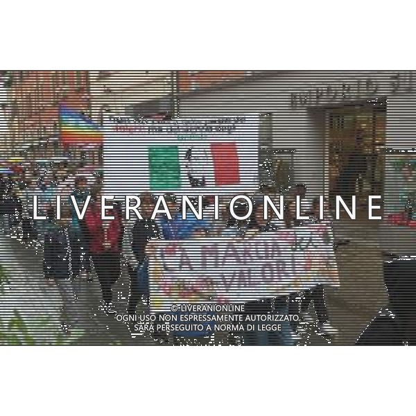 IMOLA 23 05 2025 LA MARCIA DEI VALORI Le scuole in piazza SOTTO LA PIOGGIA NELLA FOTO SFILATA DELLE SCUOLE CON I DIRIGENTI SCOLASTICI E ASSESSORI COMUNALI GIACOMO GAMBI GIANNA GAMBETTI ©SANNA - AGENZIA ALDO LIVERANI SAS