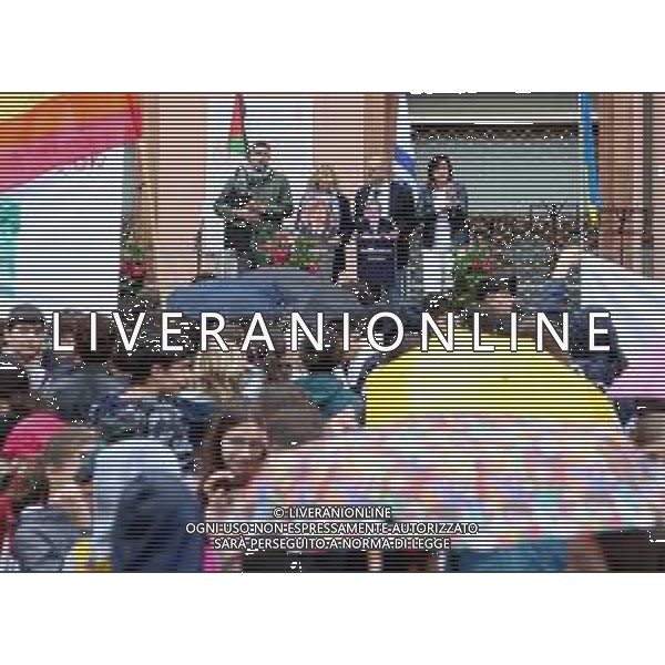 IMOLA 23 05 2025 LA MARCIA DEI VALORI Le scuole in piazza SOTTO LA PIOGGIA NELLA FOTO DA SINISTRA ASSESSORE GIACOMO GAMBI,TERESA CUCCINIELLO,ASSESSORE GIANNA GAMBETTI E FABRIZIO CASTELARRI ©SANNA - AGENZIA ALDO LIVERANI SAS