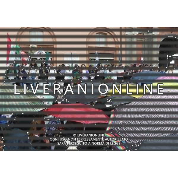 IMOLA 23 05 2025 LA MARCIA DEI VALORI Le scuole in piazza SOTTO LA PIOGGIA NELLA FOTO STUDENTI PER LA PACE ©SANNA - AGENZIA ALDO LIVERANI SAS