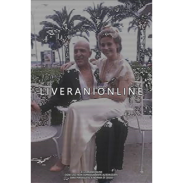 DIAP-RETROSPETTIVA TELLY SAVALAS ATTORE NELLA FOTO TELLY SAVALAS CON PRISCILLA BARNES A CANNES NELL\'ANNO 1977 AG ALDO LIVERANI SAS