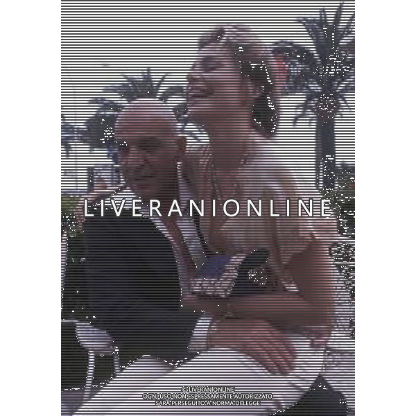 DIAP-RETROSPETTIVA TELLY SAVALAS ATTORE NELLA FOTO TELLY SAVALAS CON PRISCILLA BARNES A CANNES NELL\'ANNO 1977 AG ALDO LIVERANI SAS
