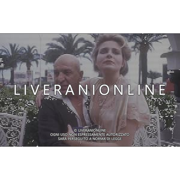 DIAP-RETROSPETTIVA TELLY SAVALAS ATTORE NELLA FOTO TELLY SAVALAS CON PRISCILLA BARNES A CANNES NELL\'ANNO 1977 AG ALDO LIVERANI SAS