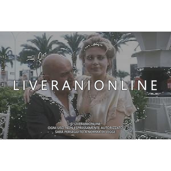 DIAP-RETROSPETTIVA TELLY SAVALAS ATTORE NELLA FOTO TELLY SAVALAS CON PRISCILLA BARNES A CANNES NELL\'ANNO 1977 AG ALDO LIVERANI SAS