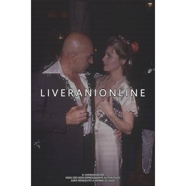 DIAP-RETROSPETTIVA TELLY SAVALAS ATTORE NELLA FOTO TELLY SAVALAS CON PRISCILLA BARNES A CANNES NELL\'ANNO 1977 AG ALDO LIVERANI SAS