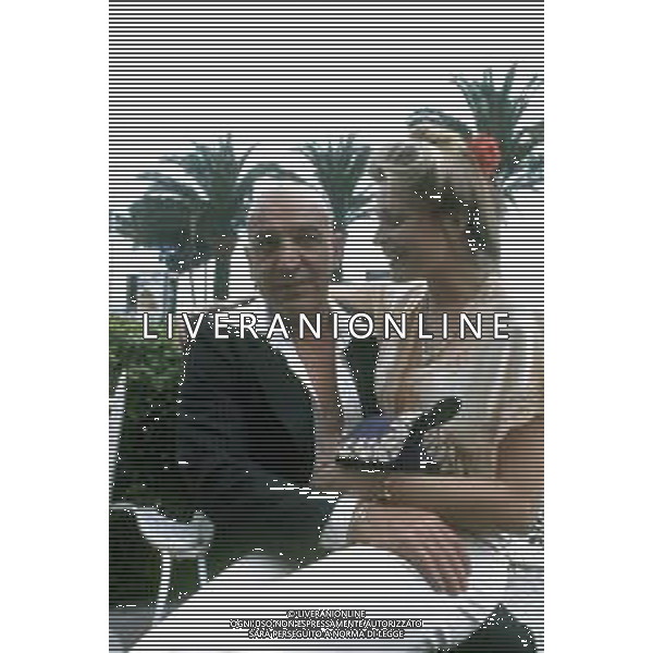 DIAP-RETROSPETTIVA TELLY SAVALAS ATTORE NELLA FOTO TELLY SAVALAS CON PRISCILLA BARNES A CANNES NELL\'ANNO 1977 AG ALDO LIVERANI SAS
