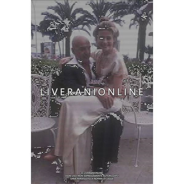 DIAP-RETROSPETTIVA TELLY SAVALAS ATTORE NELLA FOTO TELLY SAVALAS CON PRISCILLA BARNES A CANNES NELL\'ANNO 1977 AG ALDO LIVERANI SAS
