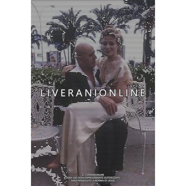 DIAP-RETROSPETTIVA TELLY SAVALAS ATTORE NELLA FOTO TELLY SAVALAS CON PRISCILLA BARNES A CANNES NELL\'ANNO 1977 AG ALDO LIVERANI SAS