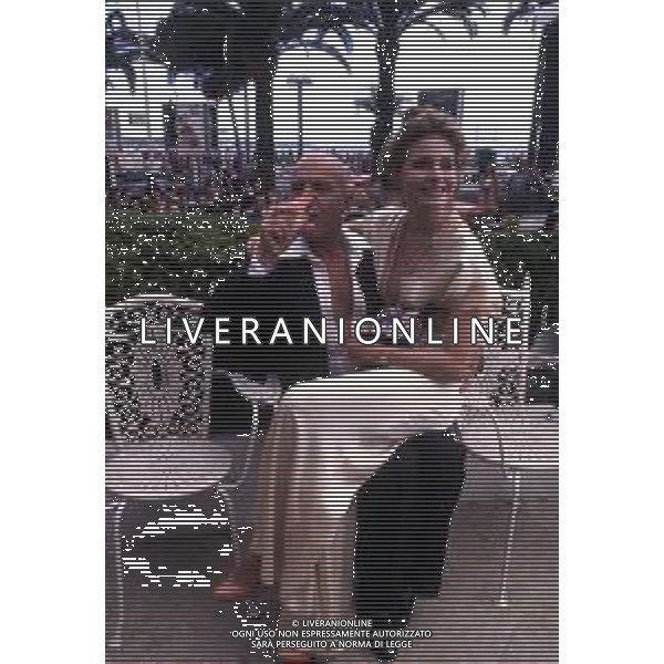 DIAP-RETROSPETTIVA TELLY SAVALAS ATTORE NELLA FOTO TELLY SAVALAS CON PRISCILLA BARNES A CANNES NELL\'ANNO 1977 AG ALDO LIVERANI SAS