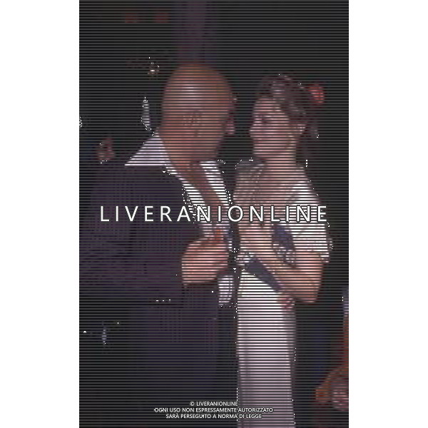 DIAP-RETROSPETTIVA TELLY SAVALAS ATTORE NELLA FOTO TELLY SAVALAS CON PRISCILLA BARNES A CANNES NELL\'ANNO 1977 AG ALDO LIVERANI SAS