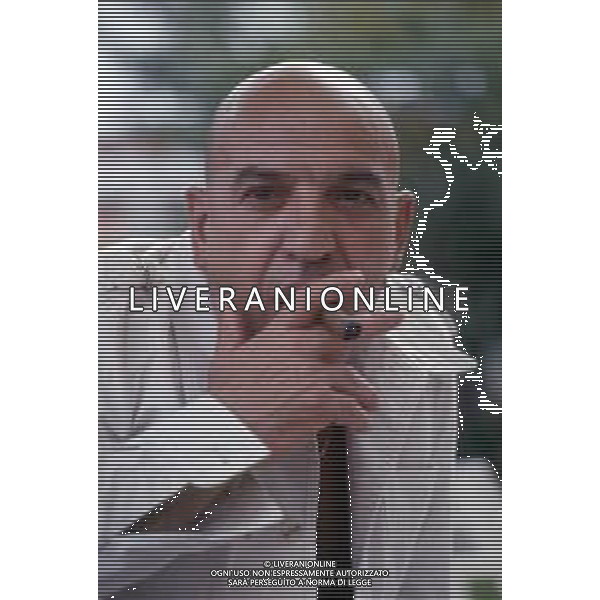 COL-RETROSPETTIVA TELLY SAVALAS ATTORE NELLA FOTO TELLY SAVALAS A CANNES NELL\'ANNO 1975 AG ALDO LIVERANI SAS 