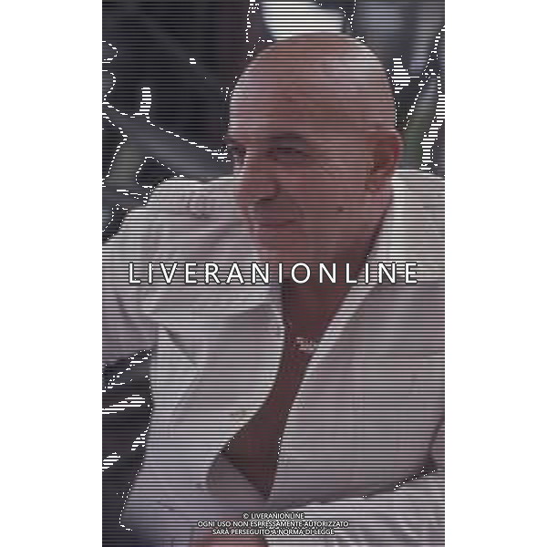COL-RETROSPETTIVA TELLY SAVALAS ATTORE NELLA FOTO TELLY SAVALAS A CANNES NELL\'ANNO 1975 AG ALDO LIVERANI SAS 
