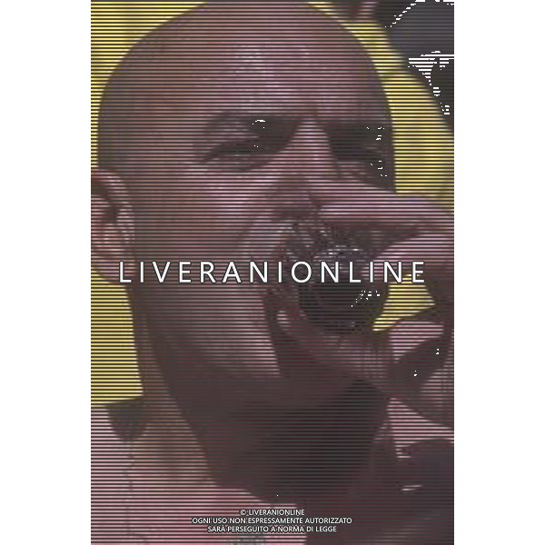 COL-RETROSPETTIVA TELLY SAVALAS ATTORE NELLA FOTO TELLY SAVALAS A CANNES NELL\'ANNO 1975 AG ALDO LIVERANI SAS 