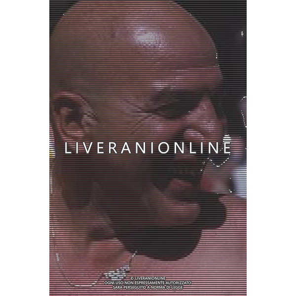 COL-RETROSPETTIVA TELLY SAVALAS ATTORE NELLA FOTO TELLY SAVALAS A CANNES NELL\'ANNO 1975 AG ALDO LIVERANI SAS 