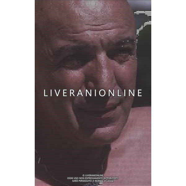 COL-RETROSPETTIVA TELLY SAVALAS ATTORE NELLA FOTO TELLY SAVALAS A CANNES NELL\'ANNO 1975 AG ALDO LIVERANI SAS 