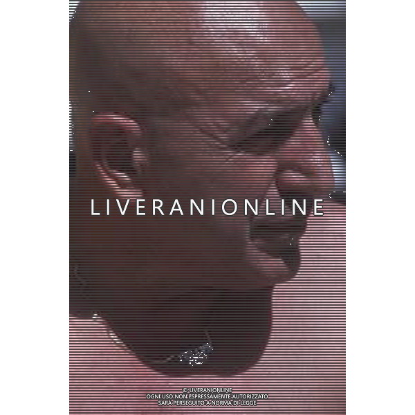COL-RETROSPETTIVA TELLY SAVALAS ATTORE NELLA FOTO TELLY SAVALAS A CANNES NELL\'ANNO 1975 AG ALDO LIVERANI SAS 