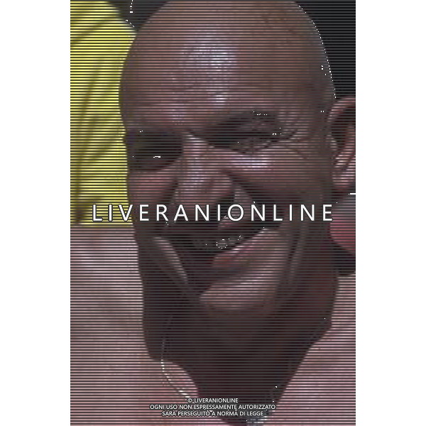 COL-RETROSPETTIVA TELLY SAVALAS ATTORE NELLA FOTO TELLY SAVALAS A CANNES NELL\'ANNO 1975 AG ALDO LIVERANI SAS 