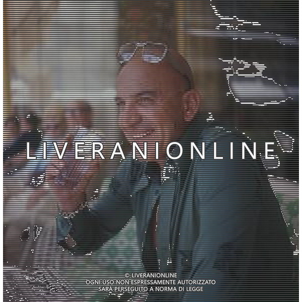 COL-RETROSPETTIVA TELLY SAVALAS ATTORE NELLA FOTO TELLY SAVALAS A CANNES NELL\'ANNO 1975 AG ALDO LIVERANI SAS 