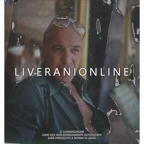 COL-RETROSPETTIVA TELLY SAVALAS ATTORE NELLA FOTO TELLY SAVALAS A CANNES NELL\'ANNO 1975 AG ALDO LIVERANI SAS 