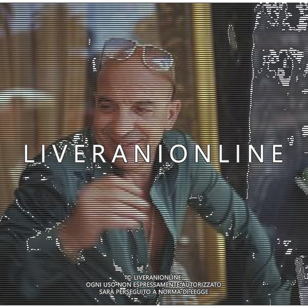 COL-RETROSPETTIVA TELLY SAVALAS ATTORE NELLA FOTO TELLY SAVALAS A CANNES NELL\'ANNO 1975 AG ALDO LIVERANI SAS 