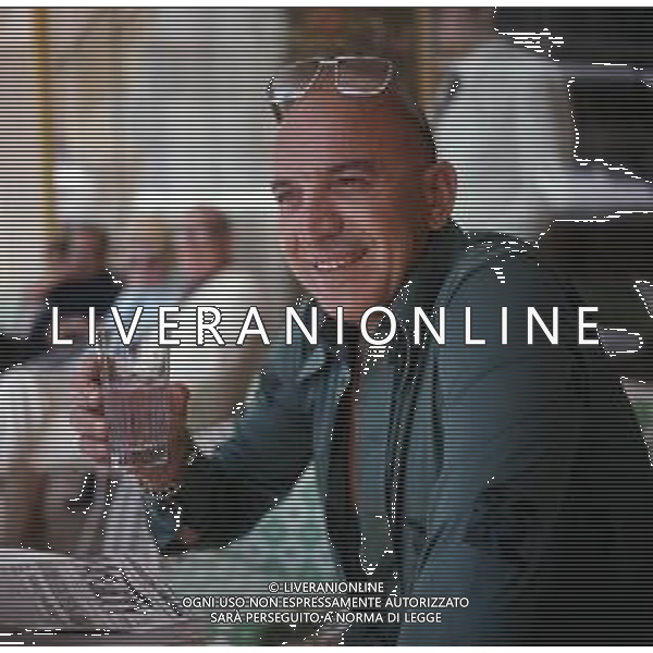 COL-RETROSPETTIVA TELLY SAVALAS ATTORE NELLA FOTO TELLY SAVALAS A CANNES NELL\'ANNO 1975 AG ALDO LIVERANI SAS 