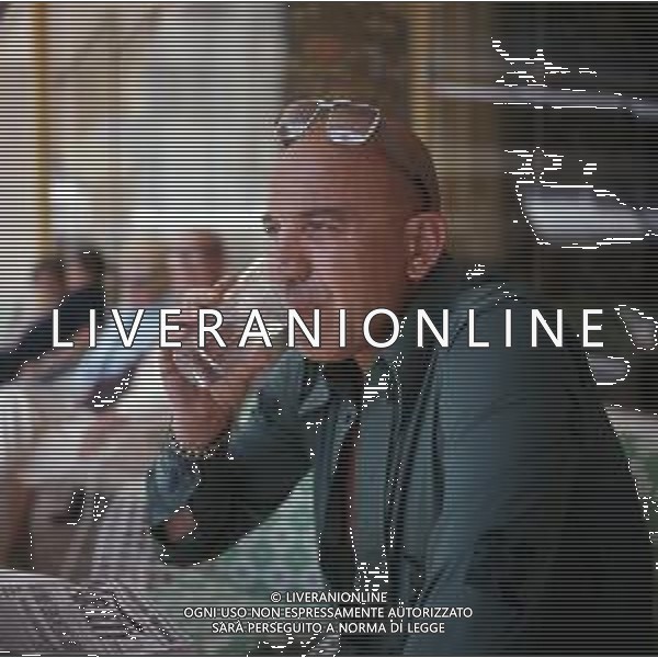 COL-RETROSPETTIVA TELLY SAVALAS ATTORE NELLA FOTO TELLY SAVALAS A CANNES NELL\'ANNO 1975 AG ALDO LIVERANI SAS 