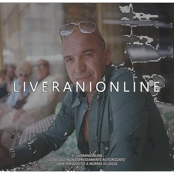 COL-RETROSPETTIVA TELLY SAVALAS ATTORE NELLA FOTO TELLY SAVALAS A CANNES NELL\'ANNO 1975 AG ALDO LIVERANI SAS 