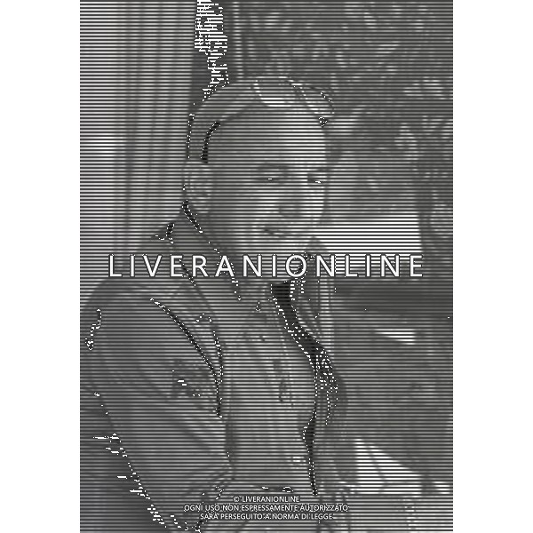 NEG-RETROSPETTIVA TELLY SAVALAS ATTORE NELLA FOTO TELLY SAVALAS A CANNES NELL\'ANNO 1975 AG ALDO LIVERANI SAS