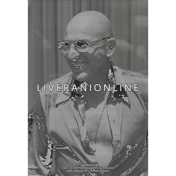 NEG-RETROSPETTIVA TELLY SAVALAS ATTORE NELLA FOTO TELLY SAVALAS A CANNES NELL\'ANNO 1975 AG ALDO LIVERANI SAS