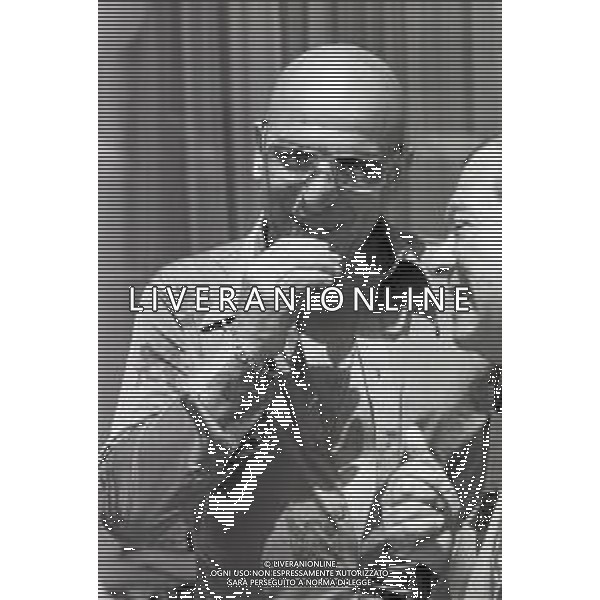 NEG-RETROSPETTIVA TELLY SAVALAS ATTORE NELLA FOTO TELLY SAVALAS A CANNES NELL\'ANNO 1975 AG ALDO LIVERANI SAS