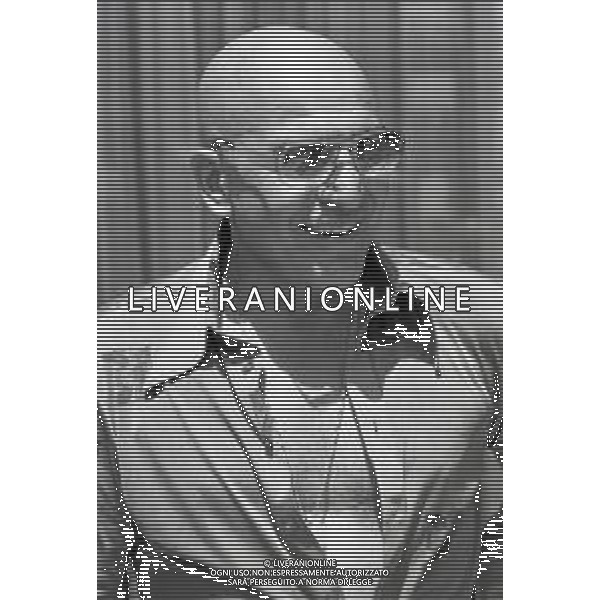 NEG-RETROSPETTIVA TELLY SAVALAS ATTORE NELLA FOTO TELLY SAVALAS A CANNES NELL\'ANNO 1975 AG ALDO LIVERANI SAS
