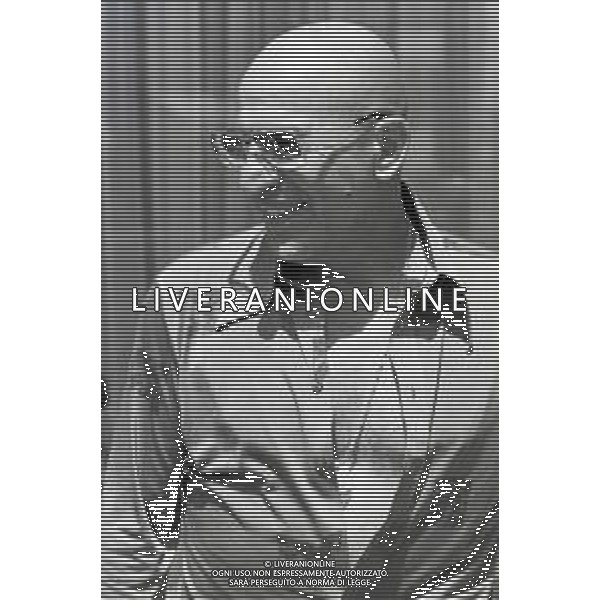 NEG-RETROSPETTIVA TELLY SAVALAS ATTORE NELLA FOTO TELLY SAVALAS A CANNES NELL\'ANNO 1975 AG ALDO LIVERANI SAS