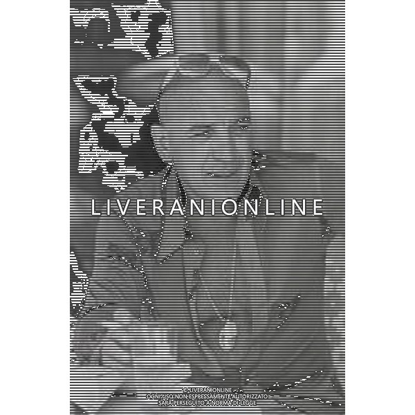NEG-RETROSPETTIVA TELLY SAVALAS ATTORE NELLA FOTO TELLY SAVALAS A CANNES NELL\'ANNO 1975 AG ALDO LIVERANI SAS