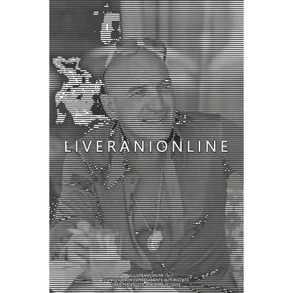 NEG-RETROSPETTIVA TELLY SAVALAS ATTORE NELLA FOTO TELLY SAVALAS A CANNES NELL\'ANNO 1975 AG ALDO LIVERANI SAS