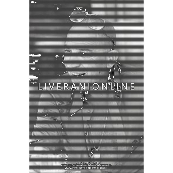 NEG-RETROSPETTIVA TELLY SAVALAS ATTORE NELLA FOTO TELLY SAVALAS A CANNES NELL\'ANNO 1975 AG ALDO LIVERANI SAS